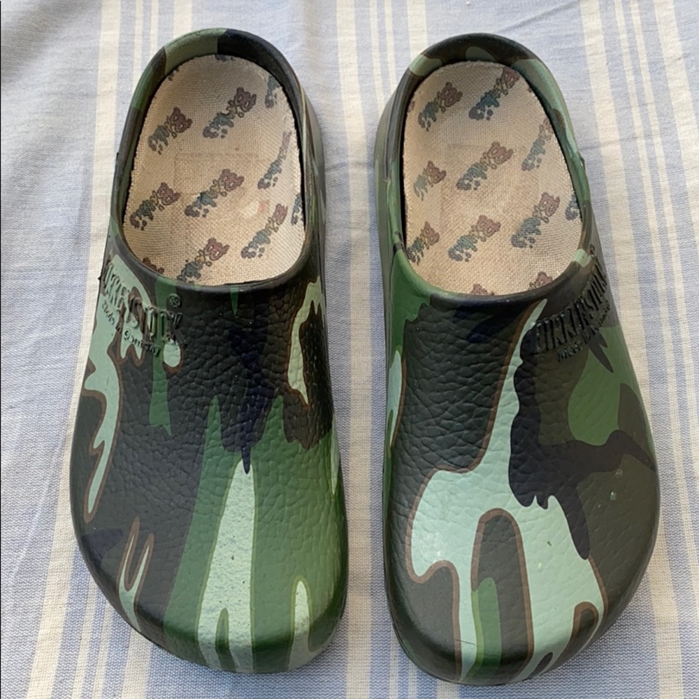 BIRKENSTOCK/ BIRKI’S clogs.